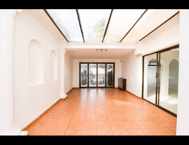 3 BEDROOM TOWNHOUSE FOR SALE IN ESSENWOOD